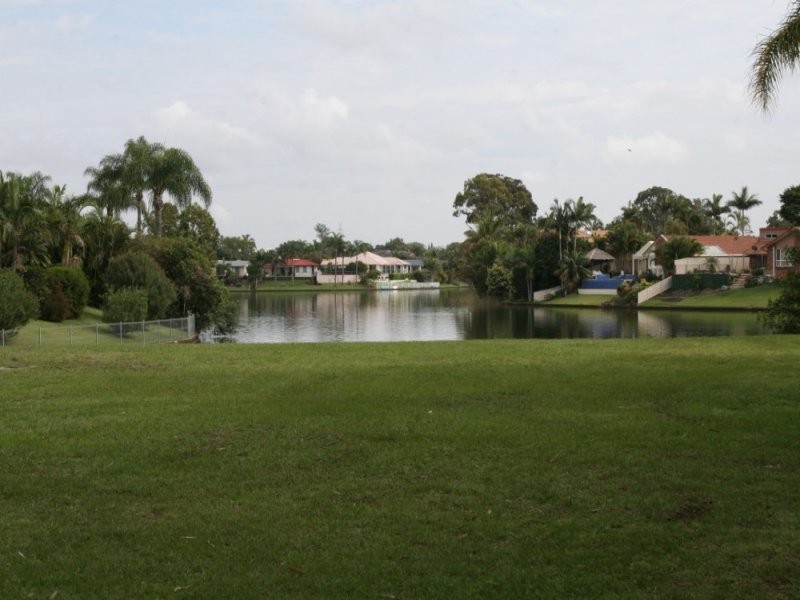 44 BARRIER REEF DRIVE, Mermaid Waters QLD 4218