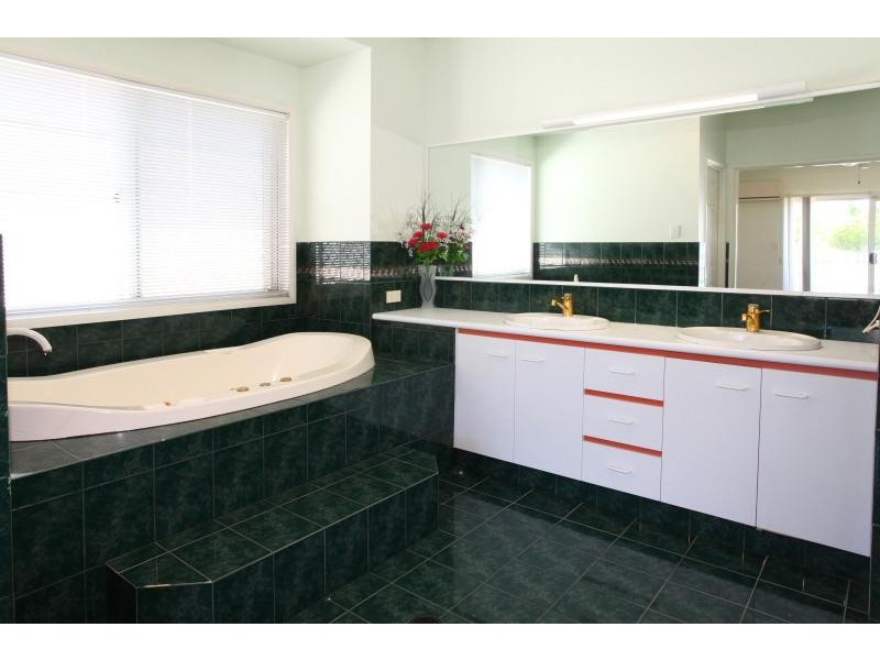 150 Santa Cruz Boulevard, Clear Island Waters QLD 4226