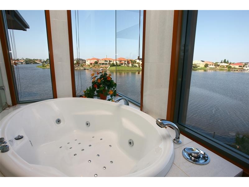18 Bollard Circuit, Clear Island Waters QLD 4226
