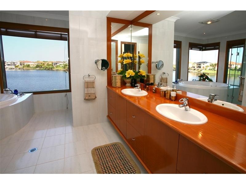 18 Bollard Circuit, Clear Island Waters QLD 4226