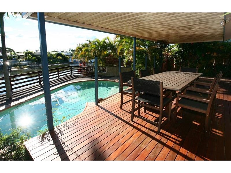 6 Cedar Place, Broadbeach Waters QLD 4218