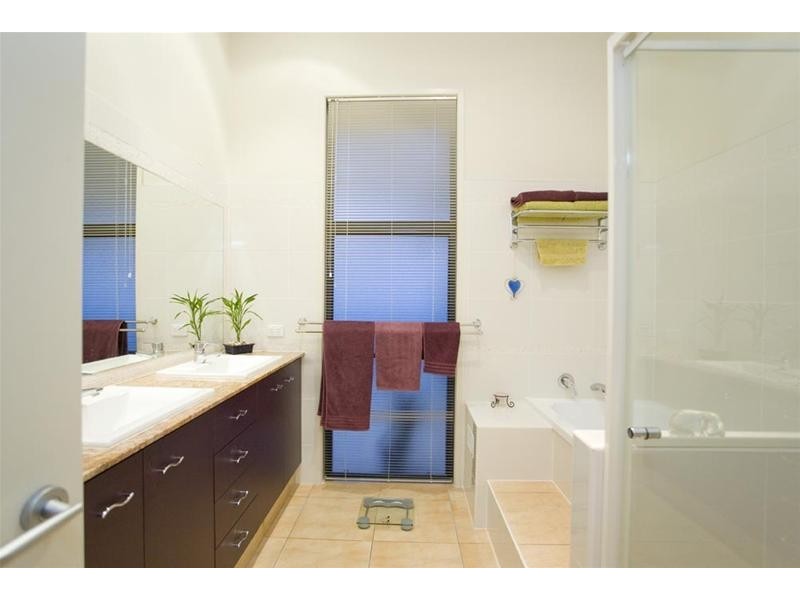 8 Galleria Court, Highland Park QLD 4211