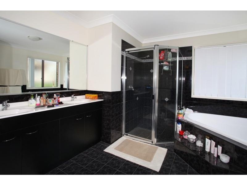 14 Waimea Drive, Varsity Lakes QLD 4227