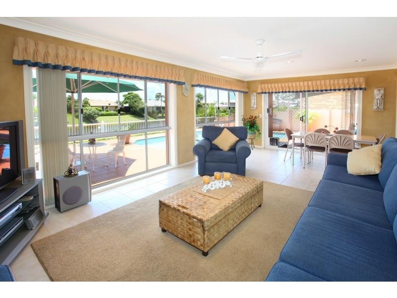 225 Markeri Street, Mermaid Waters QLD 4218