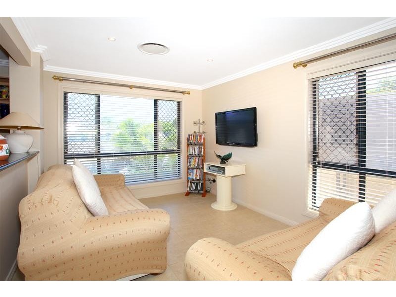 9 Apia Avenue, Clear Island Waters QLD 4226