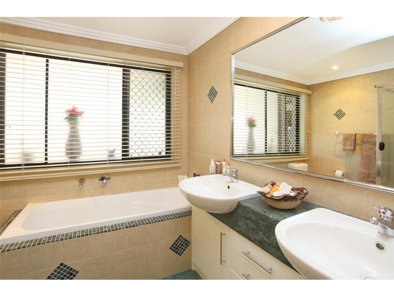 9 Apia Avenue, Clear Island Waters QLD 4226