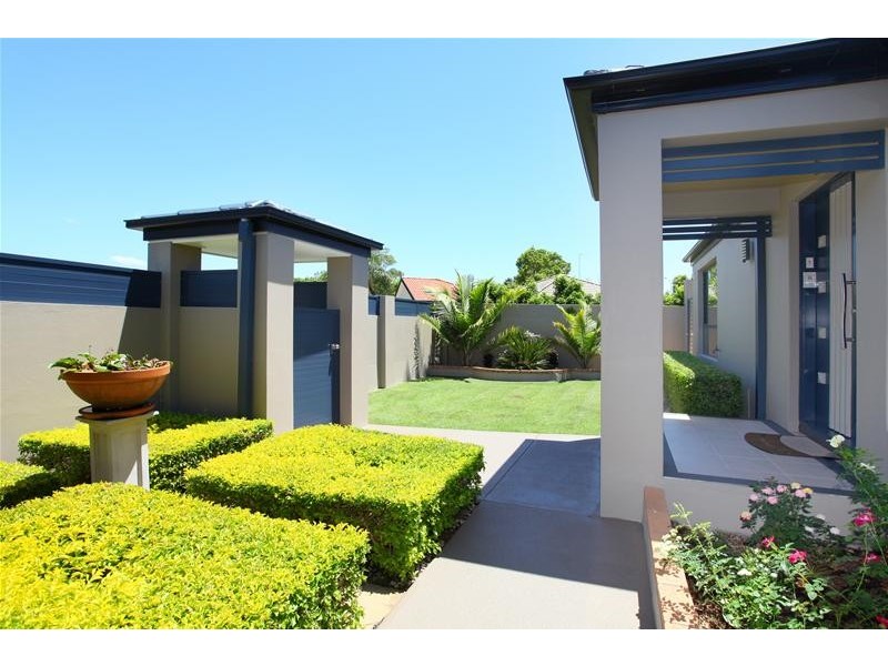 9 Apia Avenue, Clear Island Waters QLD 4226