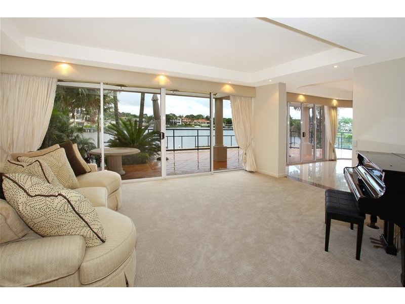 16 San Simeon Drive, Clear Island Waters QLD 4226