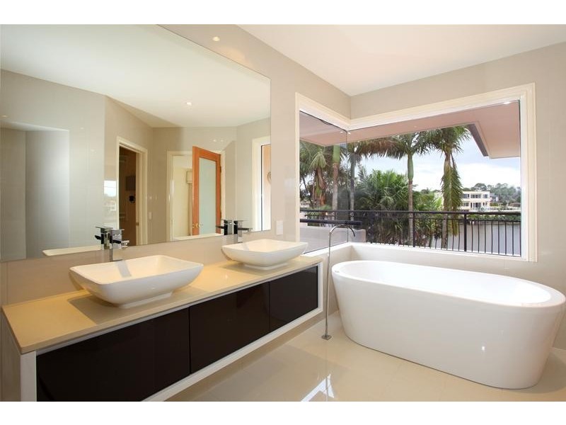 16 San Simeon Drive, Clear Island Waters QLD 4226