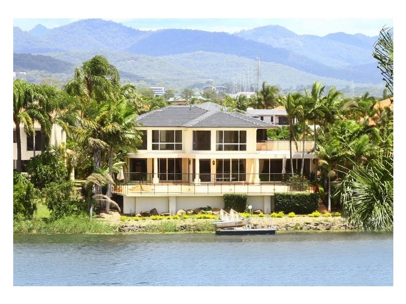 16 San Simeon Drive, Clear Island Waters QLD 4226