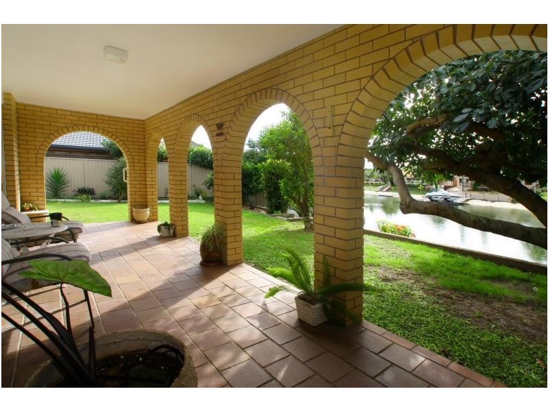 5 Andrew Avenue, Broadbeach Waters QLD 4218