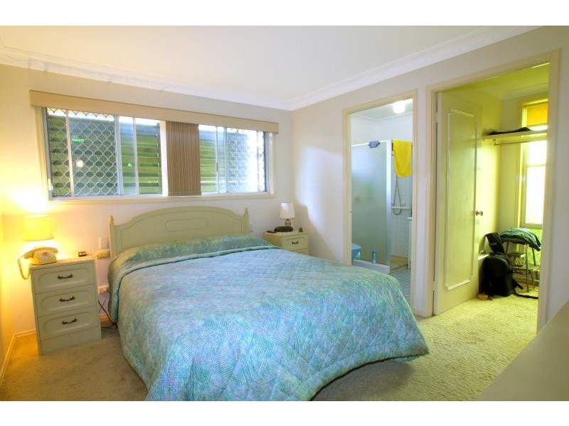 5 Andrew Avenue, Broadbeach Waters QLD 4218