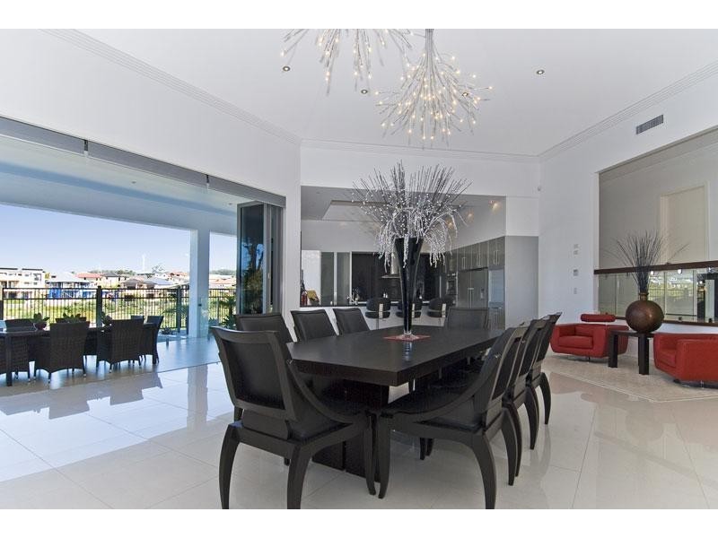 27 Azzura Drive, Varsity Lakes QLD 4227