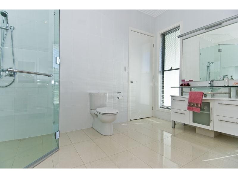 27 Azzura Drive, Varsity Lakes QLD 4227