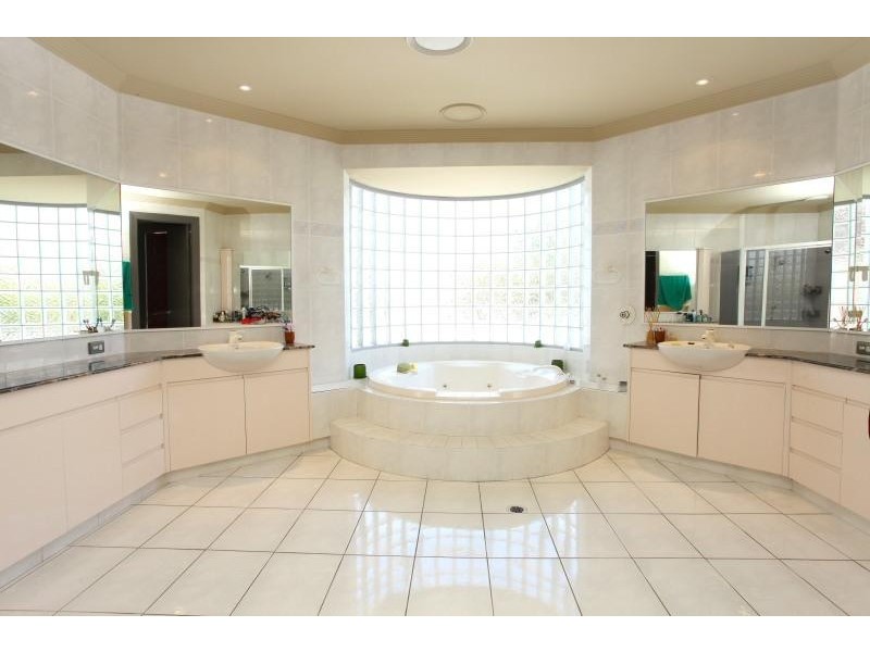 25 Montevideo Drive, Clear Island Waters QLD 4226