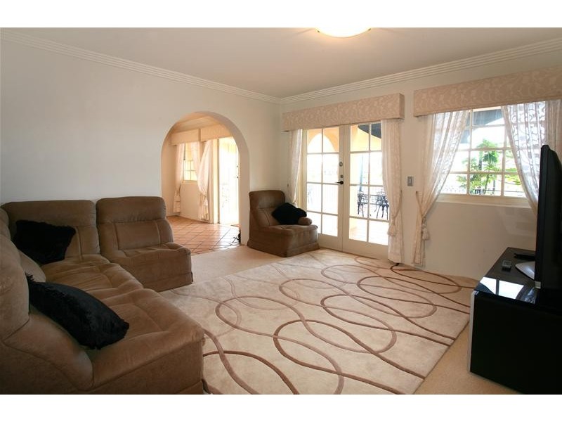 9 Yunga Court, Broadbeach Waters QLD 4218