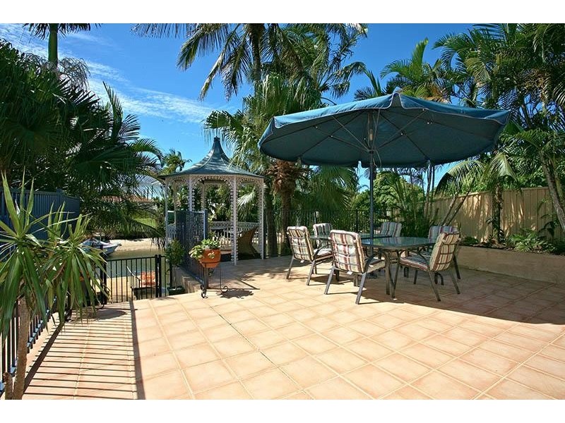 7 Ensenada Court, Broadbeach Waters QLD 4218