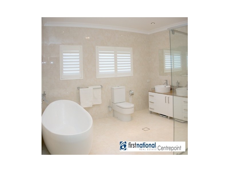 38 Staysail Crt, Clear Island Waters QLD 4226