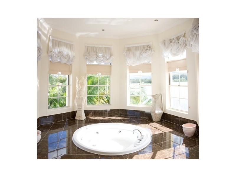 38 Staysail Crt, Clear Island Waters QLD 4226