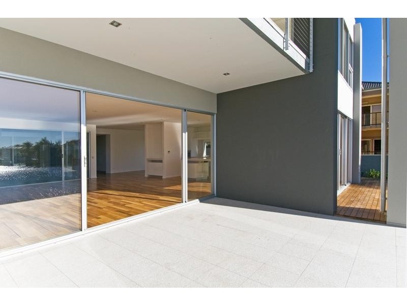 37 Martinique Way, Clear Island Waters QLD 4226