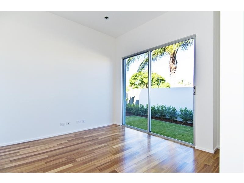 37 Martinique Way, Clear Island Waters QLD 4226