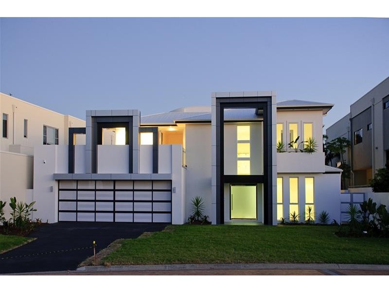 25 Knightsbridge Parade East, Paradise Point QLD 4216