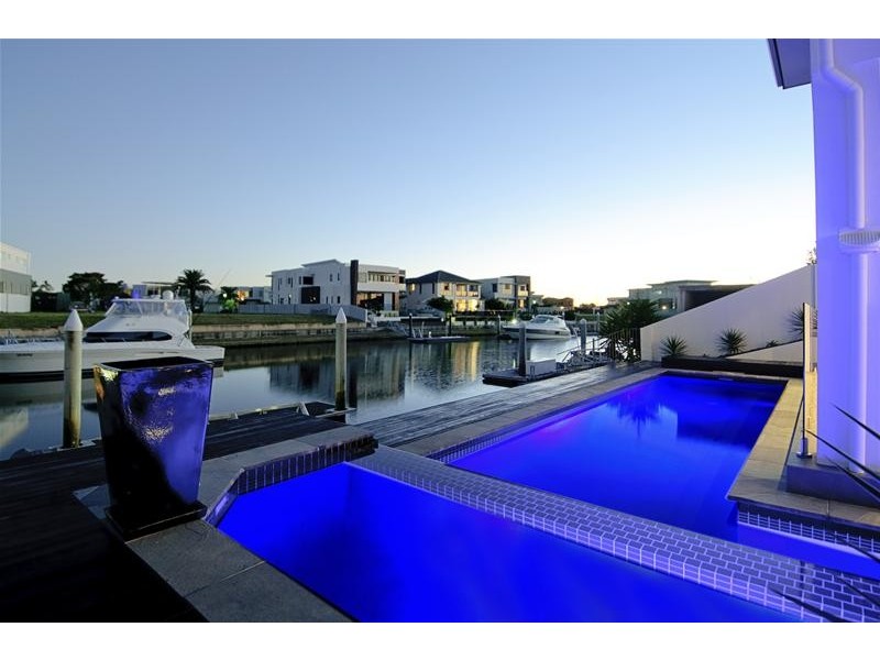 25 Knightsbridge Parade East, Paradise Point QLD 4216