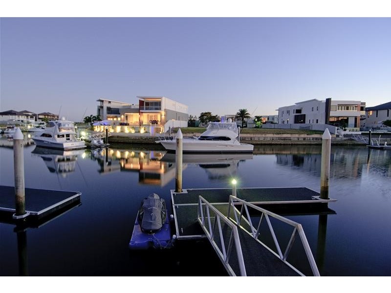 25 Knightsbridge Parade East, Paradise Point QLD 4216