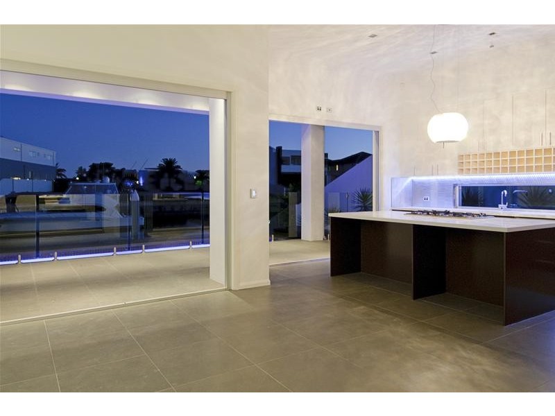 25 Knightsbridge Parade East, Paradise Point QLD 4216