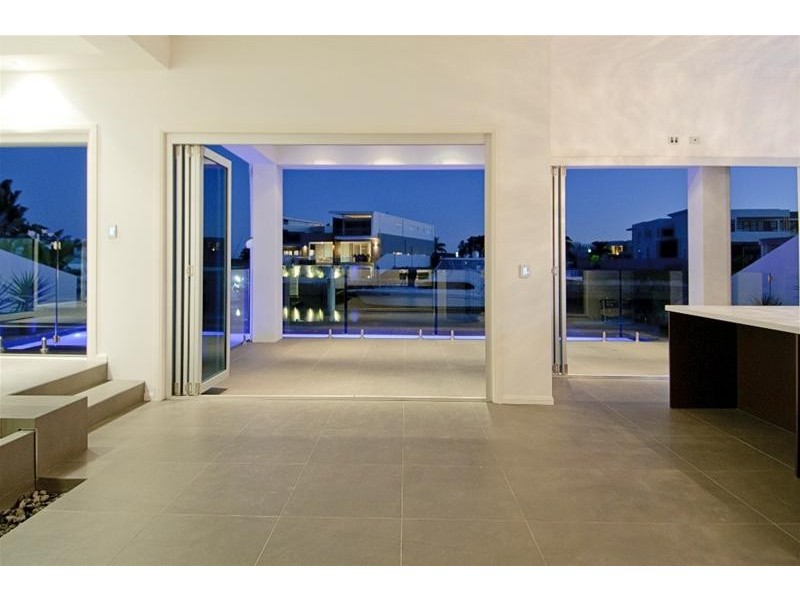 25 Knightsbridge Parade East, Paradise Point QLD 4216
