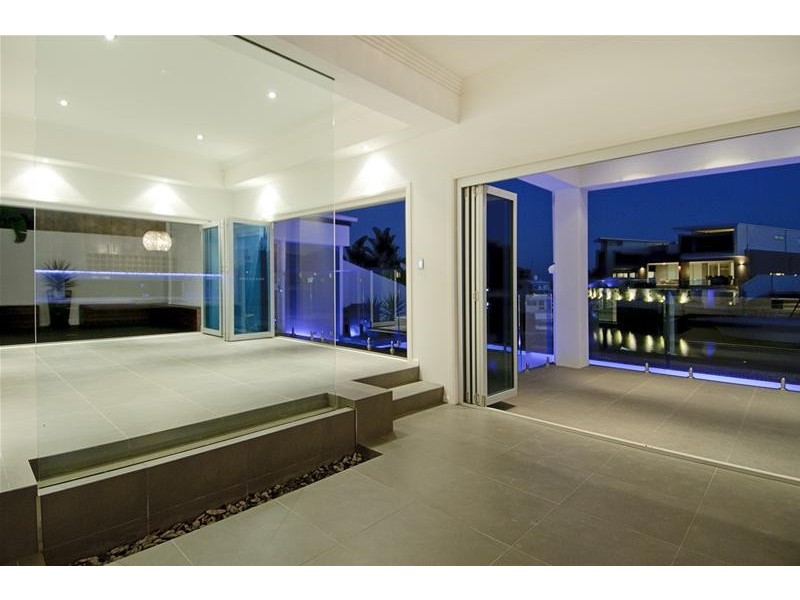 25 Knightsbridge Parade East, Paradise Point QLD 4216