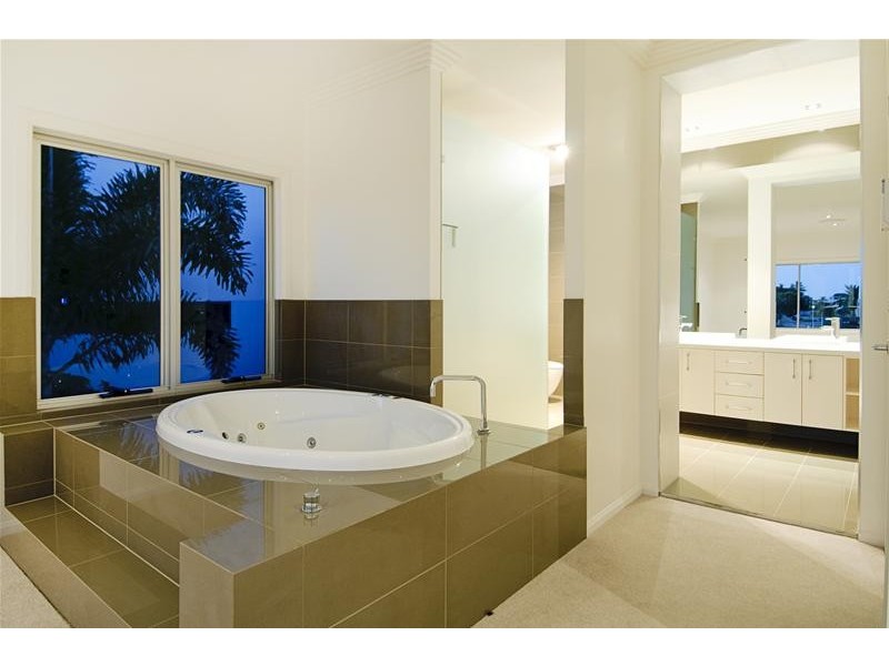 25 Knightsbridge Parade East, Paradise Point QLD 4216