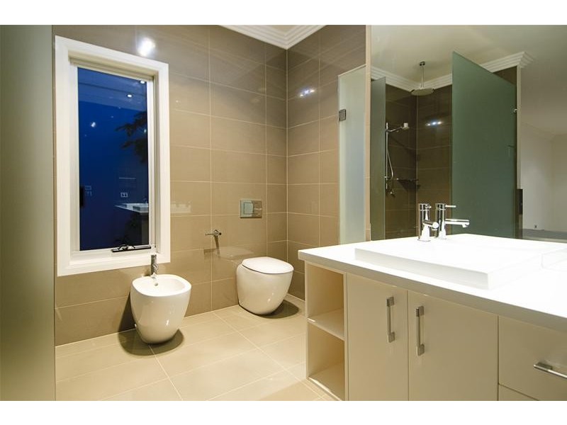 25 Knightsbridge Parade East, Paradise Point QLD 4216