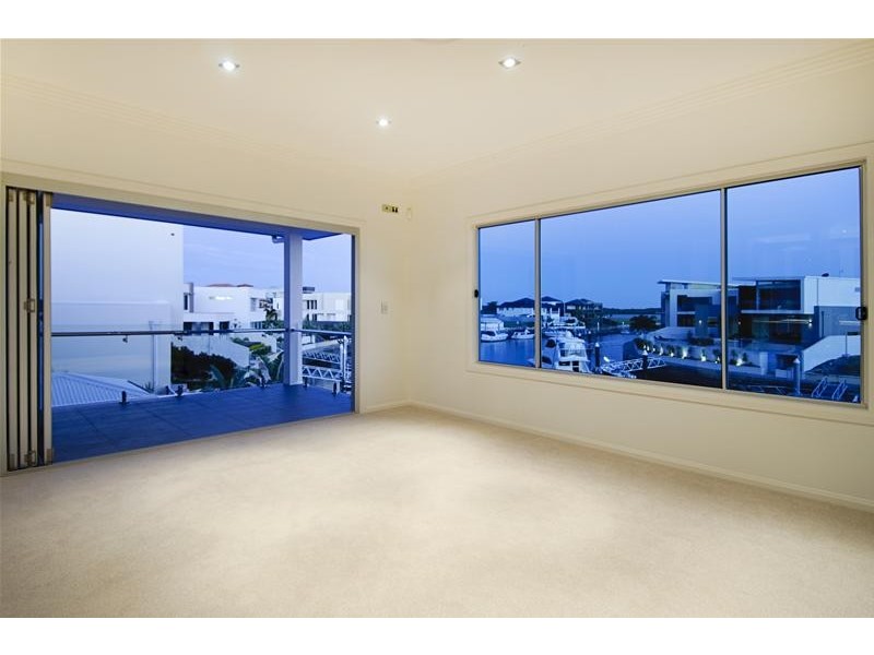25 Knightsbridge Parade East, Paradise Point QLD 4216