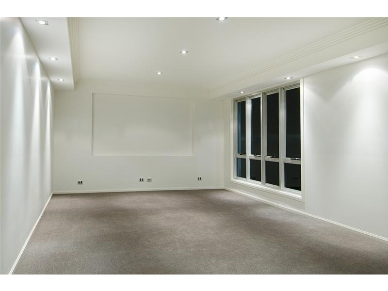 25 Knightsbridge Parade East, Paradise Point QLD 4216