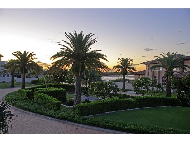 25 Knightsbridge Parade East, Paradise Point QLD 4216