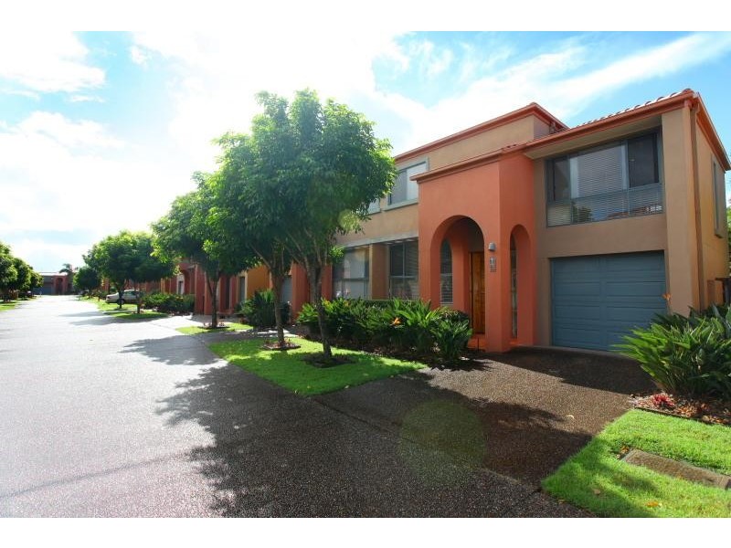 16/20 Fairway Drive, Clear Island Waters QLD 4226