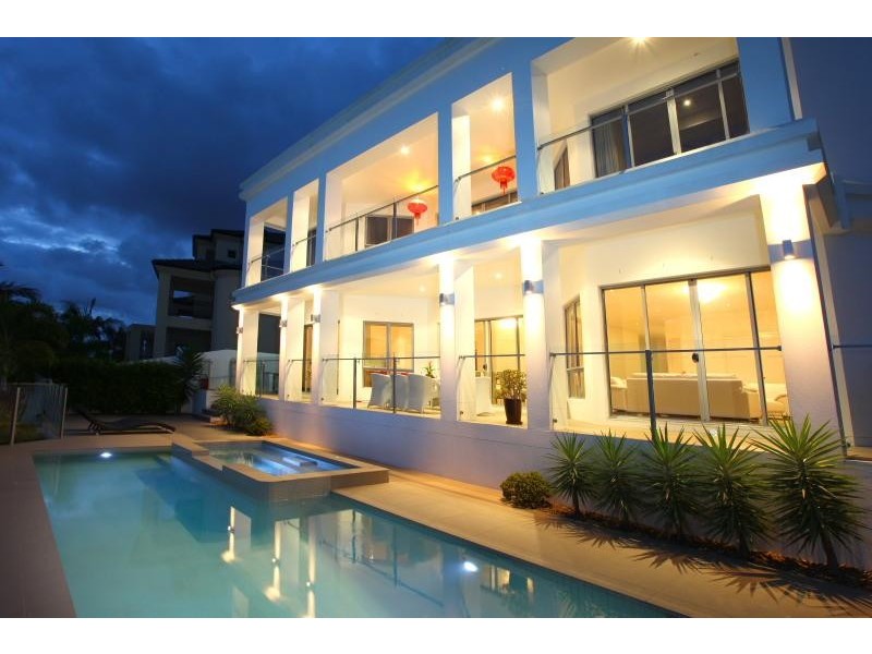 9 Istana View, Clear Island Waters QLD 4226