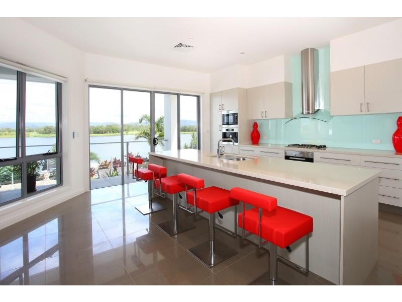 9 Istana View, Clear Island Waters QLD 4226