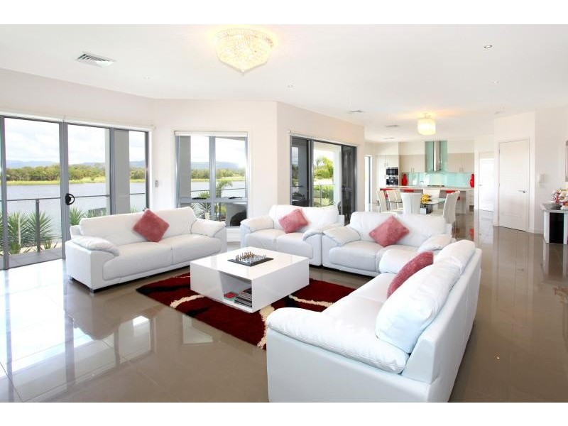 9 Istana View, Clear Island Waters QLD 4226