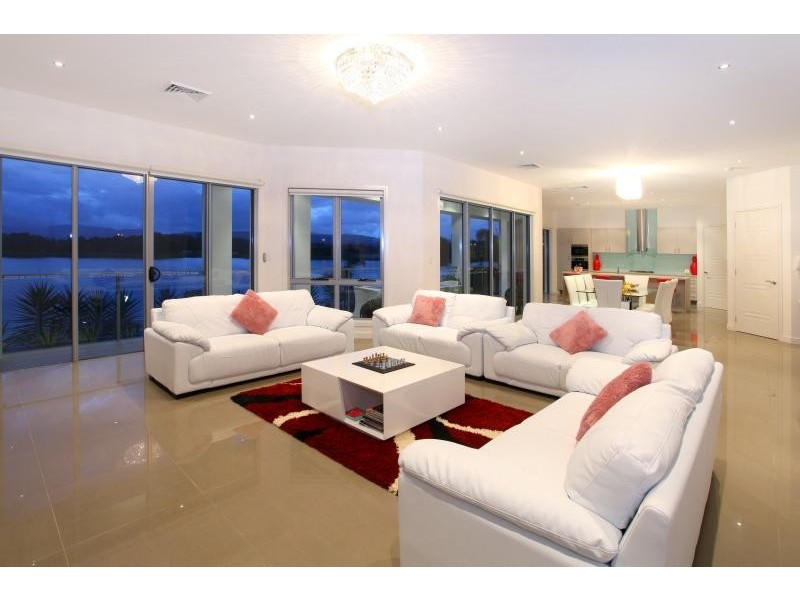 9 Istana View, Clear Island Waters QLD 4226