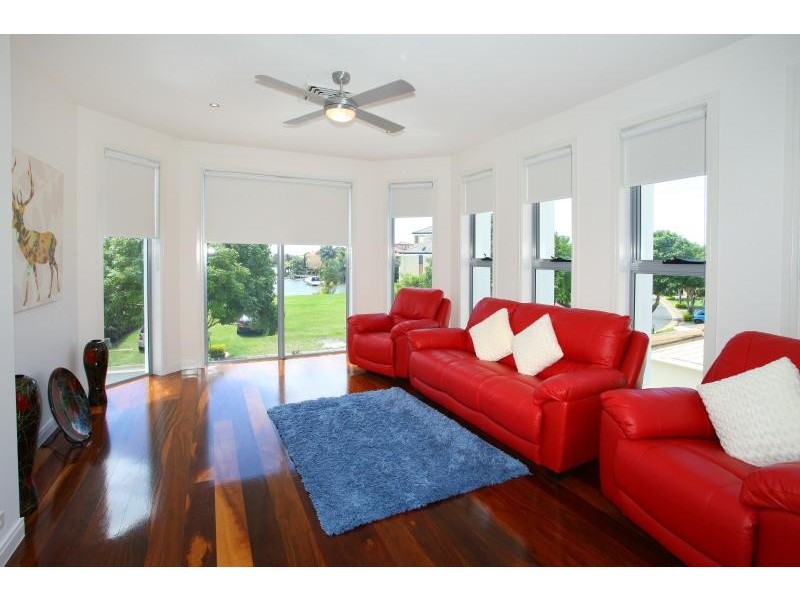 9 Istana View, Clear Island Waters QLD 4226