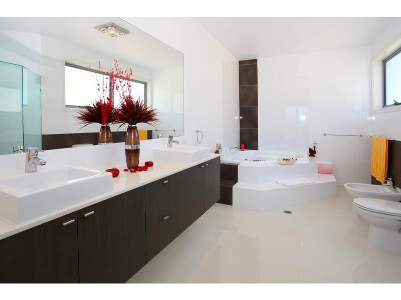 9 Istana View, Clear Island Waters QLD 4226