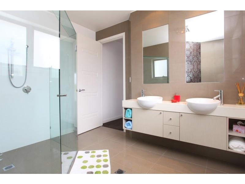 9 Istana View, Clear Island Waters QLD 4226