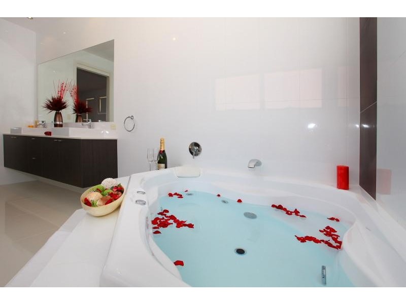 9 Istana View, Clear Island Waters QLD 4226