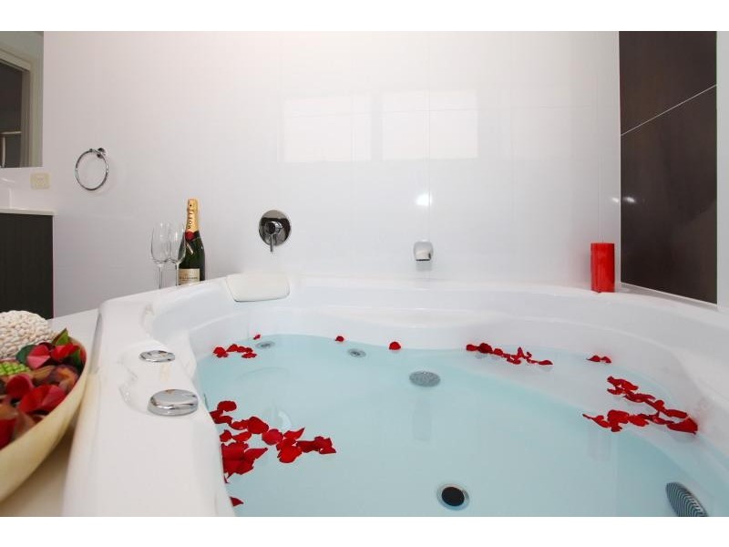 9 Istana View, Clear Island Waters QLD 4226