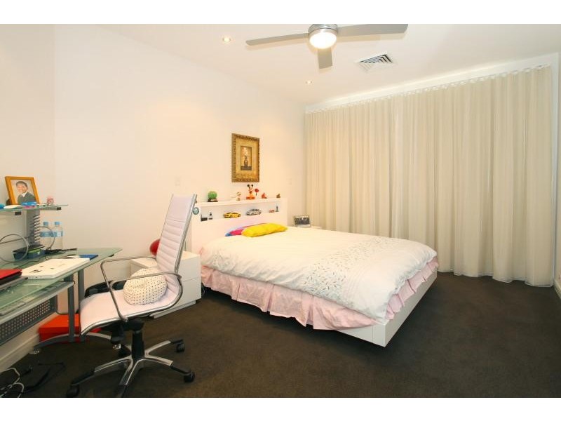 9 Istana View, Clear Island Waters QLD 4226