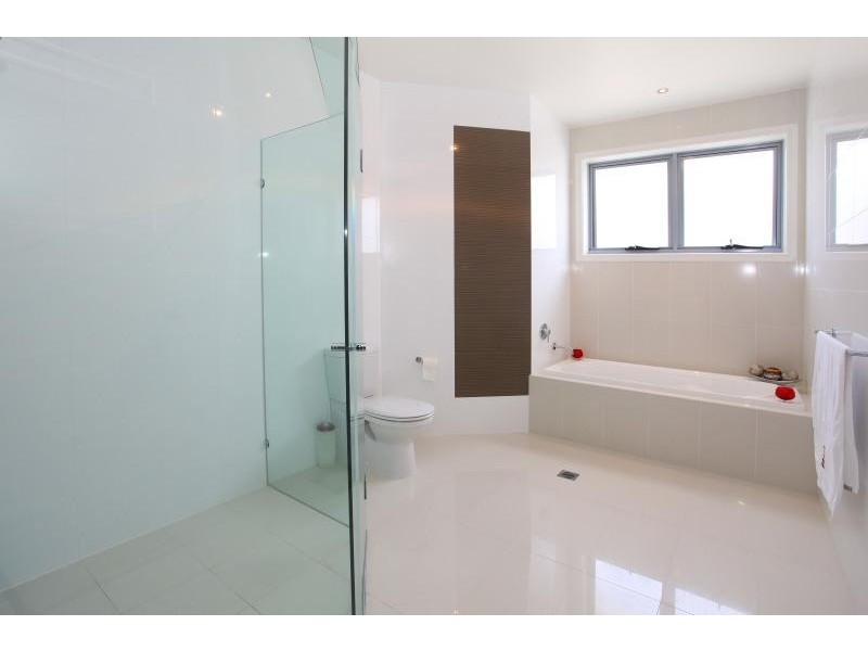 9 Istana View, Clear Island Waters QLD 4226