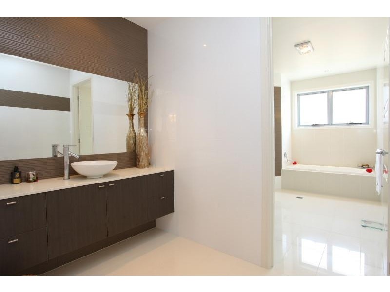 9 Istana View, Clear Island Waters QLD 4226