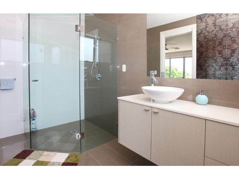 9 Istana View, Clear Island Waters QLD 4226